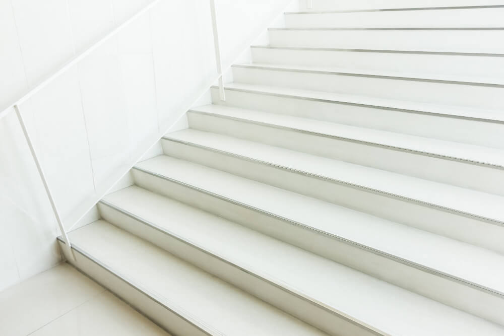 מדרגות רחבות בצבע לבן